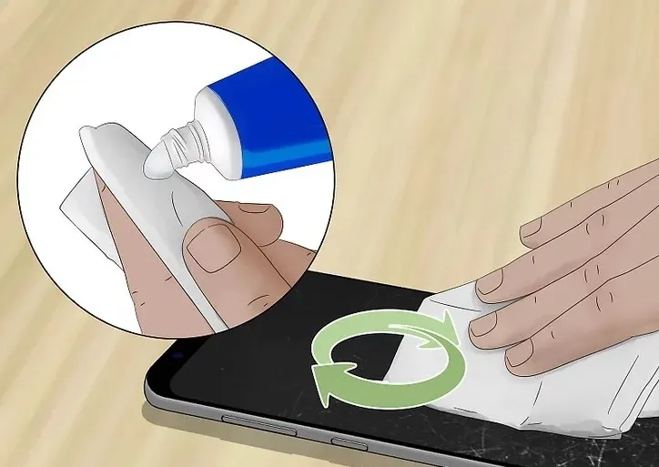 پاک کردن صفحه نمایش های پلاستیکی موبایل با خمیر دندان